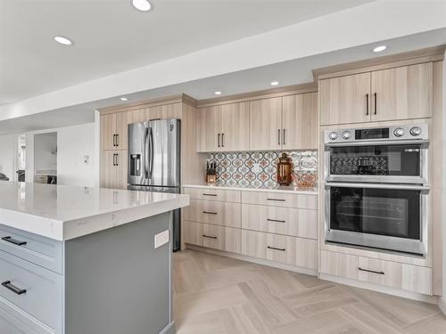 606 Ross Glen Drive Se, Medicine Hat, AB - Indoor Photo Showing Kitchen With Upgraded Kitchen