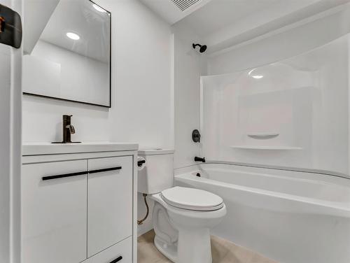 606 Ross Glen Drive Se, Medicine Hat, AB - Indoor Photo Showing Bathroom