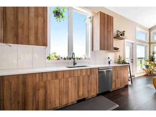 16 Dunes Drive, Desert Blume, AB - Indoor Photo Showing Kitchen