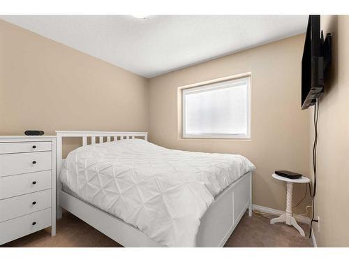 384 Washington Way Se, Medicine Hat, AB - Indoor Photo Showing Bedroom
