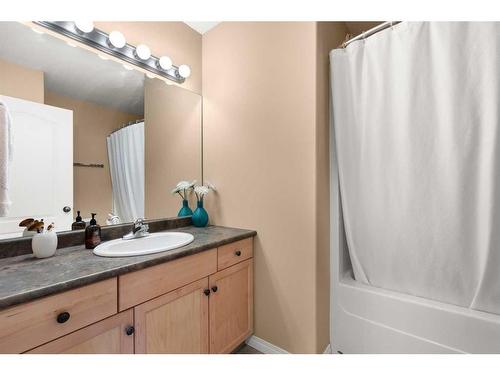 384 Washington Way Se, Medicine Hat, AB - Indoor Photo Showing Bathroom