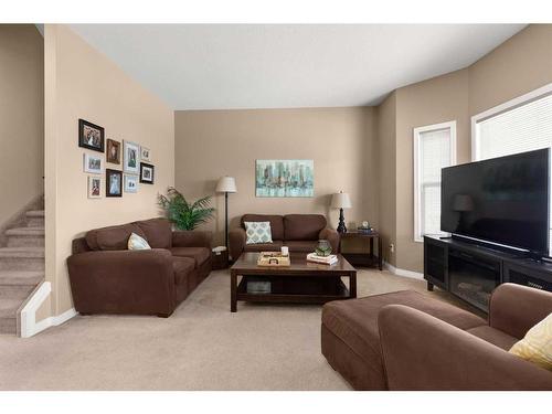 384 Washington Way Se, Medicine Hat, AB - Indoor Photo Showing Living Room