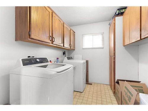 2 Carry Crescent Se, Medicine Hat, AB - Indoor Photo Showing Laundry Room