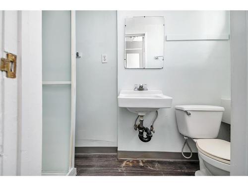575 5 Street Se, Medicine Hat, AB - Indoor Photo Showing Bathroom