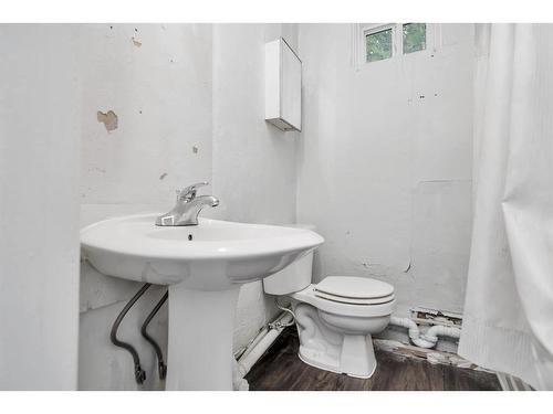 575 5 Street Se, Medicine Hat, AB - Indoor Photo Showing Bathroom
