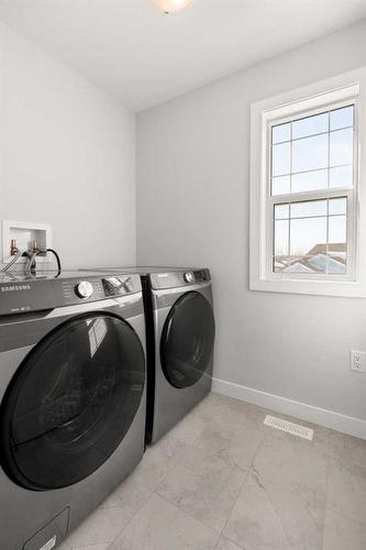 4 Hamptons Crescent Se, Medicine Hat, AB - Indoor Photo Showing Laundry Room