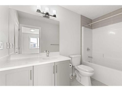 4 Hamptons Crescent Se, Medicine Hat, AB - Indoor Photo Showing Bathroom