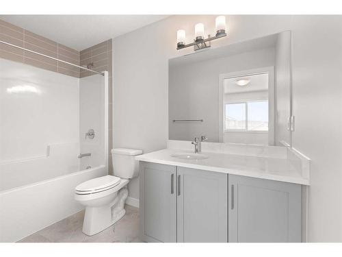 4 Hamptons Crescent Se, Medicine Hat, AB - Indoor Photo Showing Bathroom