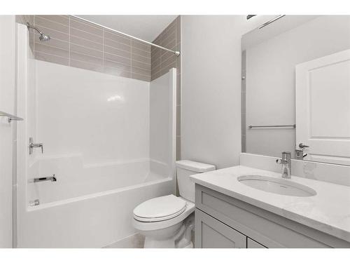 4 Hamptons Crescent Se, Medicine Hat, AB - Indoor Photo Showing Bathroom