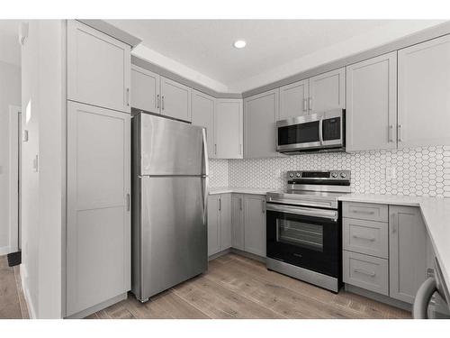 4 Hamptons Crescent Se, Medicine Hat, AB - Indoor Photo Showing Kitchen With Stainless Steel Kitchen