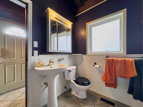 3 12 Avenue Sw, Medicine Hat, AB - Indoor Photo Showing Bathroom