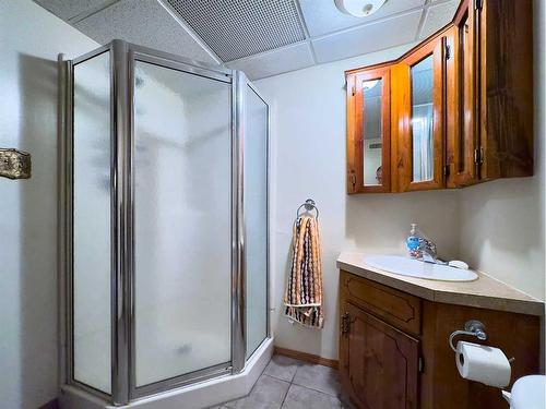 3 12 Avenue Sw, Medicine Hat, AB - Indoor Photo Showing Bathroom