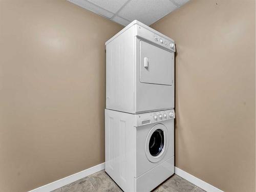 409-19 Terrace View, Medicine Hat, AB - Indoor Photo Showing Laundry Room