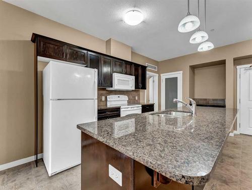409-19 Terrace View, Medicine Hat, AB - Indoor Photo Showing Kitchen With Double Sink