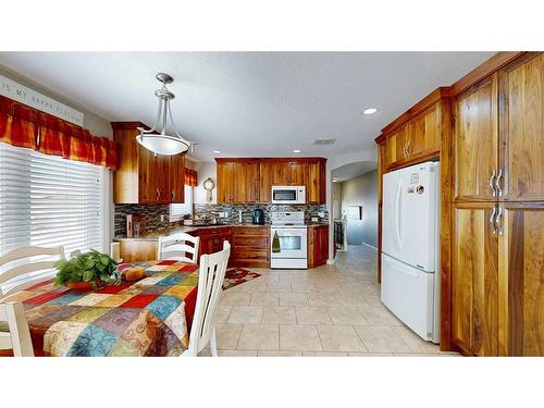 36 Stonegate Crescent Se, Medicine Hat, AB - Indoor Photo Showing Kitchen With Double Sink
