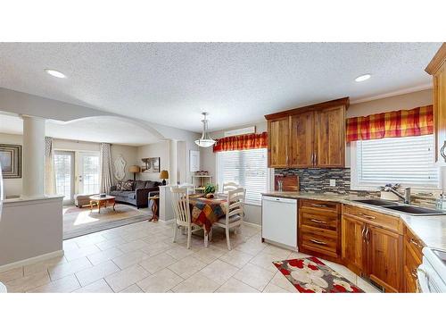 36 Stonegate Crescent Se, Medicine Hat, AB - Indoor Photo Showing Kitchen With Double Sink