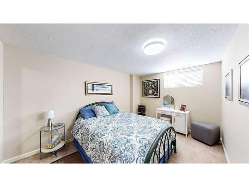 36 Stonegate Crescent Se, Medicine Hat, AB - Indoor Photo Showing Bedroom