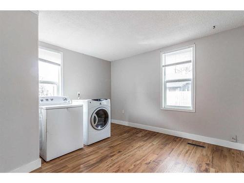 828A & 826A Braemar Street Se, Medicine Hat, AB - Indoor Photo Showing Laundry Room