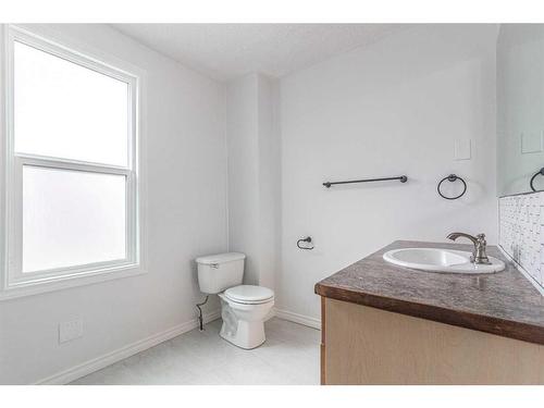 828A & 826A Braemar Street Se, Medicine Hat, AB - Indoor Photo Showing Bathroom
