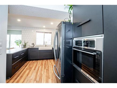 93 3 Street Se, Medicine Hat, AB - Indoor Photo Showing Kitchen With Upgraded Kitchen