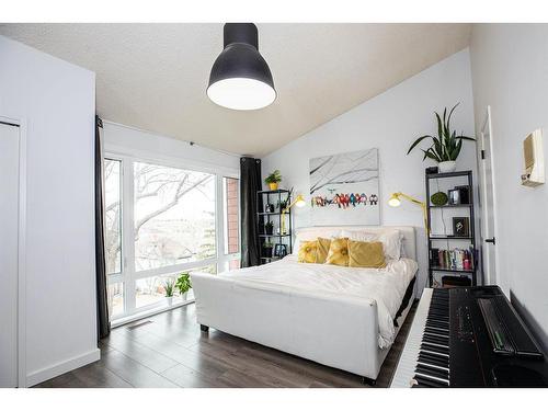 93 3 Street Se, Medicine Hat, AB - Indoor Photo Showing Bedroom