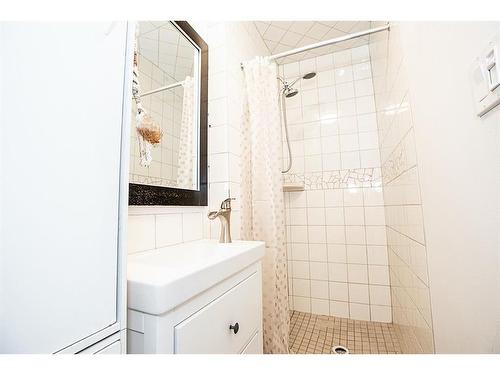 93 3 Street Se, Medicine Hat, AB - Indoor Photo Showing Bathroom