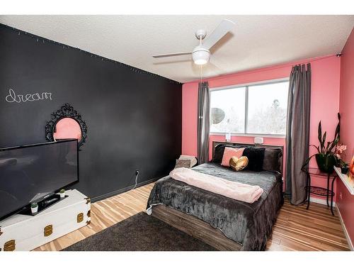 93 3 Street Se, Medicine Hat, AB - Indoor Photo Showing Bedroom