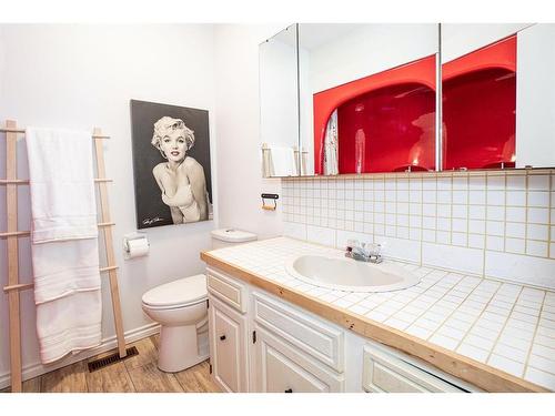 93 3 Street Se, Medicine Hat, AB - Indoor Photo Showing Bathroom