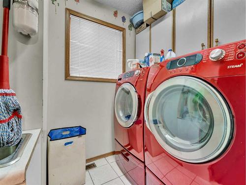 58 Taylor Crescent Se, Medicine Hat, AB - Indoor Photo Showing Laundry Room