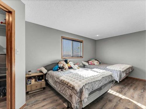 58 Taylor Crescent Se, Medicine Hat, AB - Indoor Photo Showing Bedroom