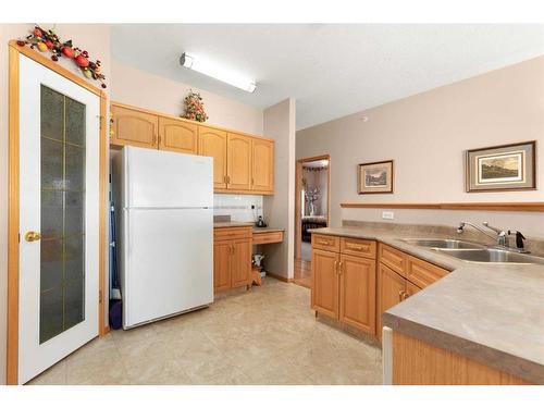 26-3345 10 Avenue Sw, Medicine Hat, AB - Indoor Photo Showing Kitchen With Double Sink