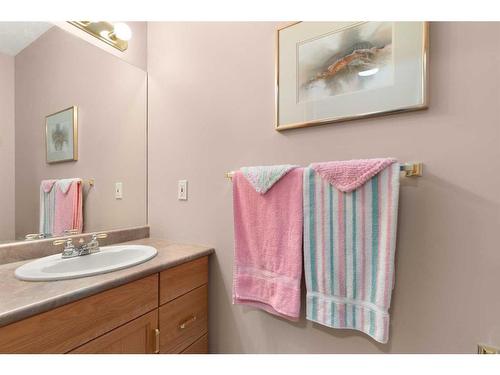 26-3345 10 Avenue Sw, Medicine Hat, AB - Indoor Photo Showing Bathroom