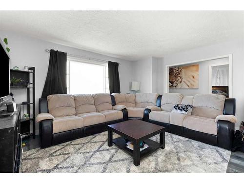 206 1 Street, Suffield, AB - Indoor Photo Showing Living Room