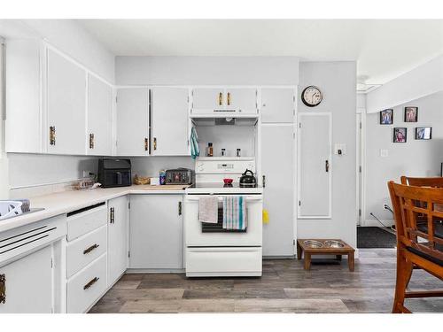 206 1 Street, Suffield, AB - Indoor Photo Showing Kitchen