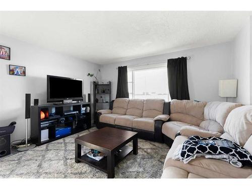 206 1 Street, Suffield, AB - Indoor Photo Showing Living Room