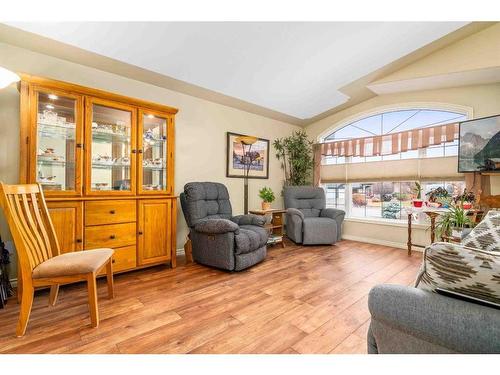 372 East 6 Avenue, Dunmore, AB - Indoor Photo Showing Living Room