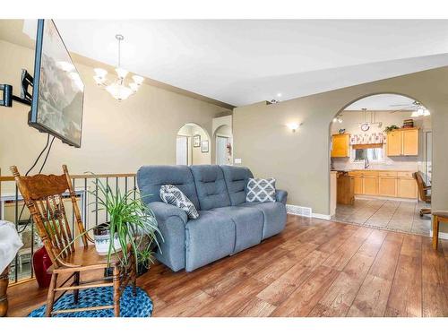 372 East 6 Avenue, Dunmore, AB - Indoor Photo Showing Living Room