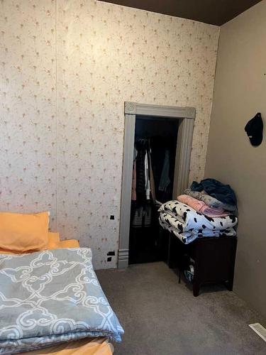 670 8 Street Se, Medicine Hat, AB - Indoor Photo Showing Bedroom