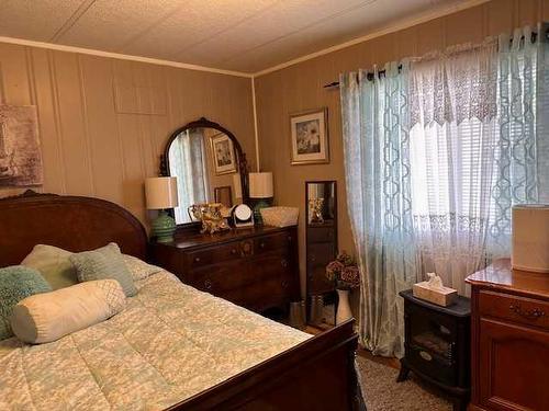 136 Anson Avenue Sw, Medicine Hat, AB - Indoor Photo Showing Bedroom