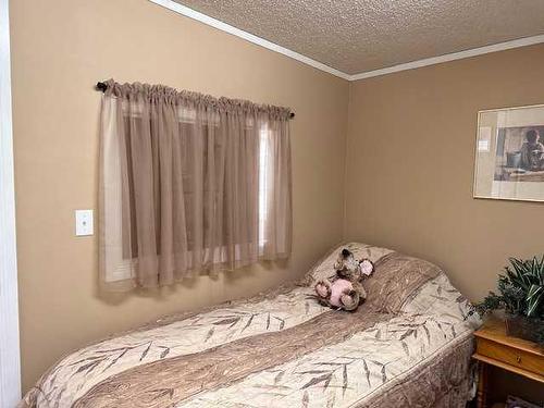 136 Anson Avenue Sw, Medicine Hat, AB - Indoor Photo Showing Bedroom