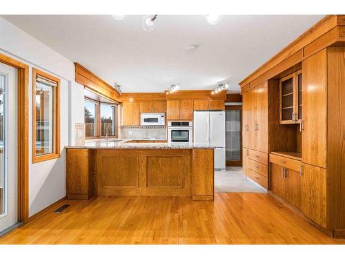 252 Seven Persons Drive Sw, Medicine Hat, AB - Indoor Photo Showing Kitchen