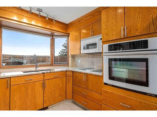252 Seven Persons Drive Sw, Medicine Hat, AB - Indoor Photo Showing Kitchen