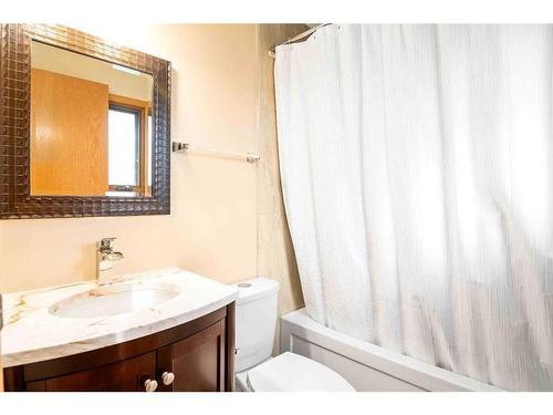 252 Seven Persons Drive Sw, Medicine Hat, AB - Indoor Photo Showing Bathroom