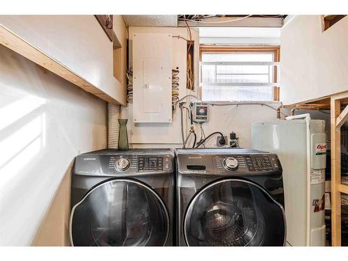 252 Seven Persons Drive Sw, Medicine Hat, AB - Indoor Photo Showing Laundry Room