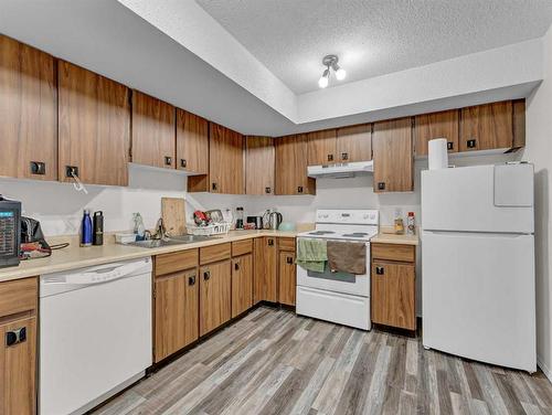 1-6-143 11 Street Se, Medicine Hat, AB - Indoor Photo Showing Kitchen With Double Sink