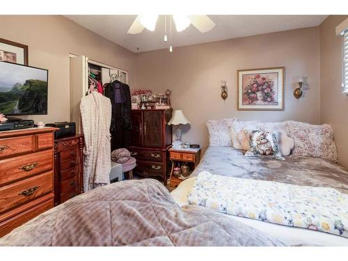 961 Bassett Crescent Nw, Medicine Hat, AB - Indoor Photo Showing Bedroom