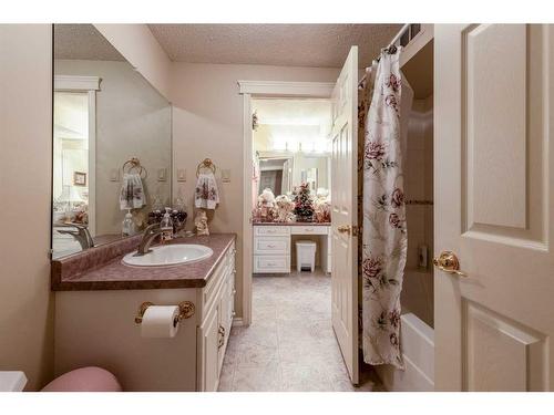 961 Bassett Crescent Nw, Medicine Hat, AB - Indoor Photo Showing Bathroom