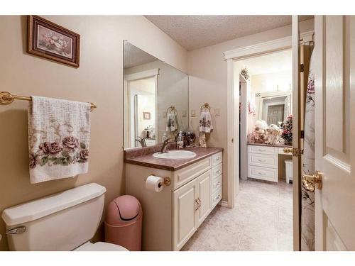 961 Bassett Crescent Nw, Medicine Hat, AB - Indoor Photo Showing Bathroom