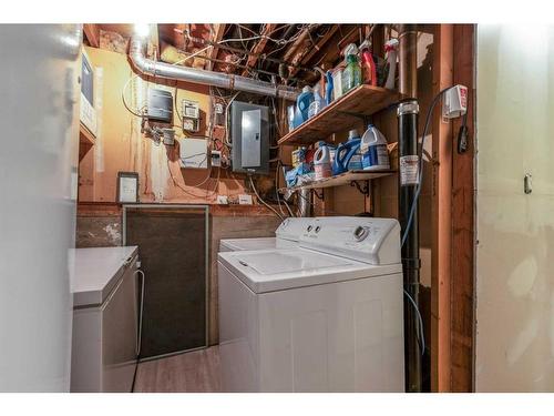 961 Bassett Crescent Nw, Medicine Hat, AB - Indoor Photo Showing Laundry Room