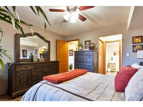 243-1480 Southview Drive Se, Medicine Hat, AB - Indoor Photo Showing Bedroom